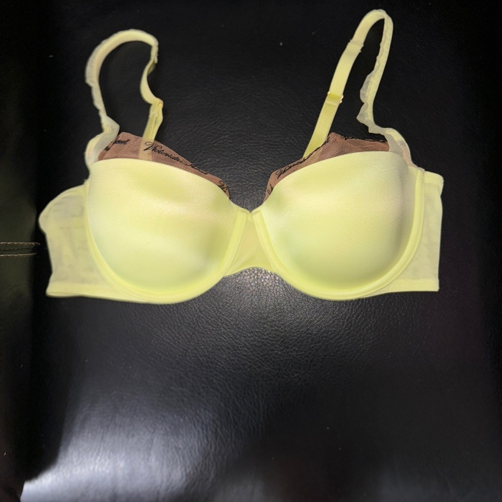 Victorias Secret lightly lined bra, only worn once in great condition.